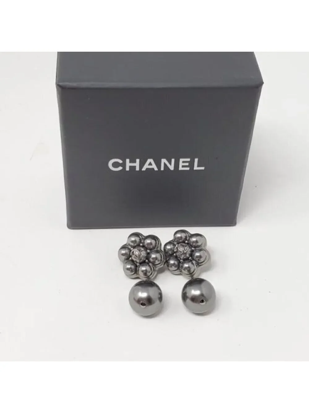 CHANEL Dark Grey CC Pearl Stud Earrings 370-102525